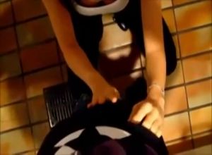 Молодаы член сосёт парню в публичном туалете